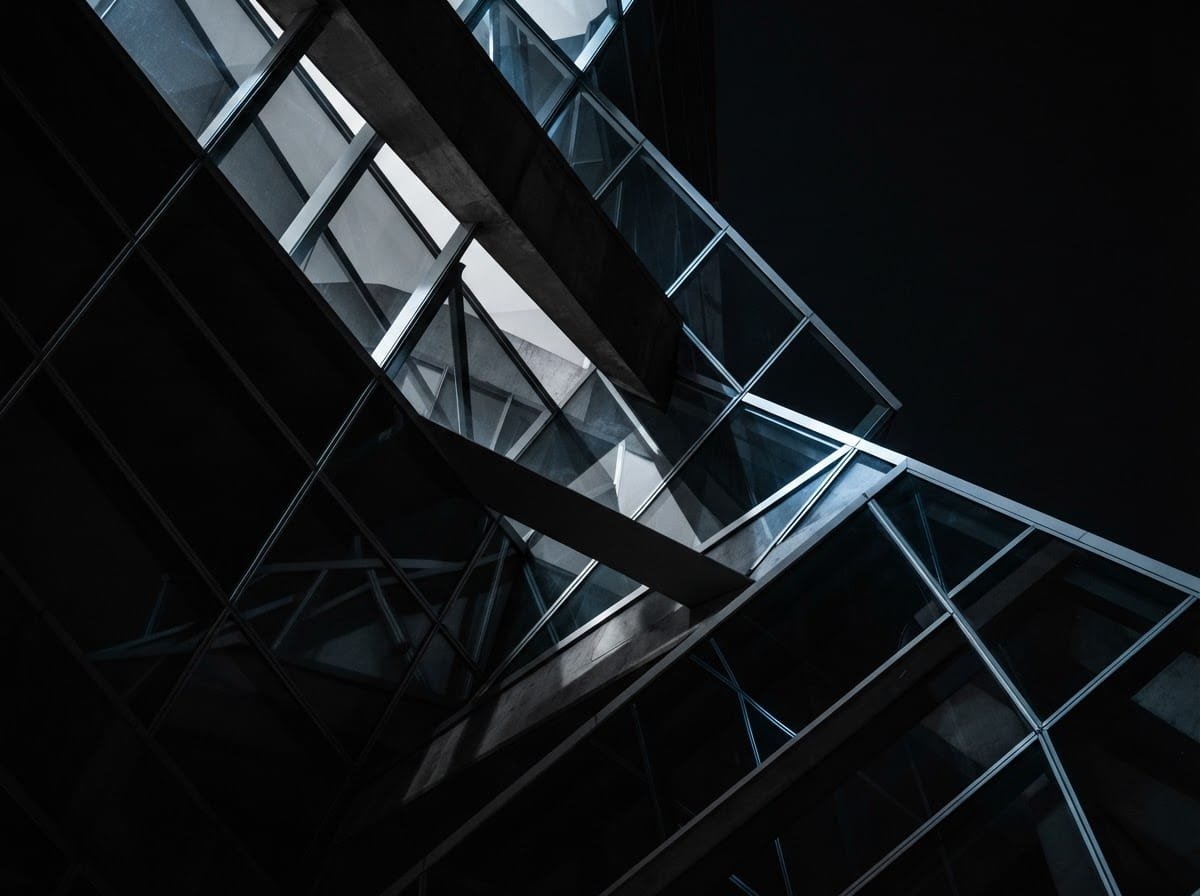 Planos de cristal diagonales en blanco y negro